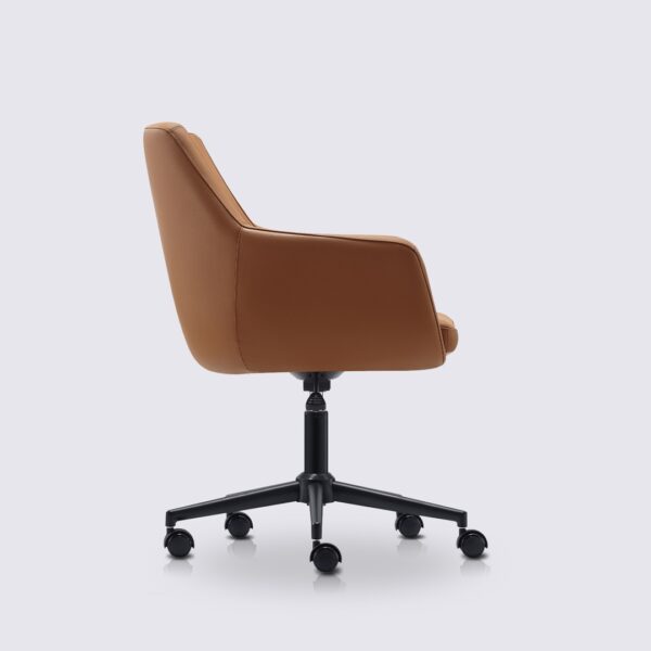 sedia da ufficio scandinava emma con rotelle e braccioli in pelle cognac e base nera opaca