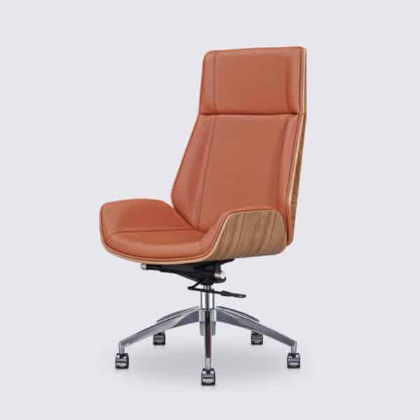 silla de oficina ergonómica eames de cuero coñac y respaldo alto de madera de fresno